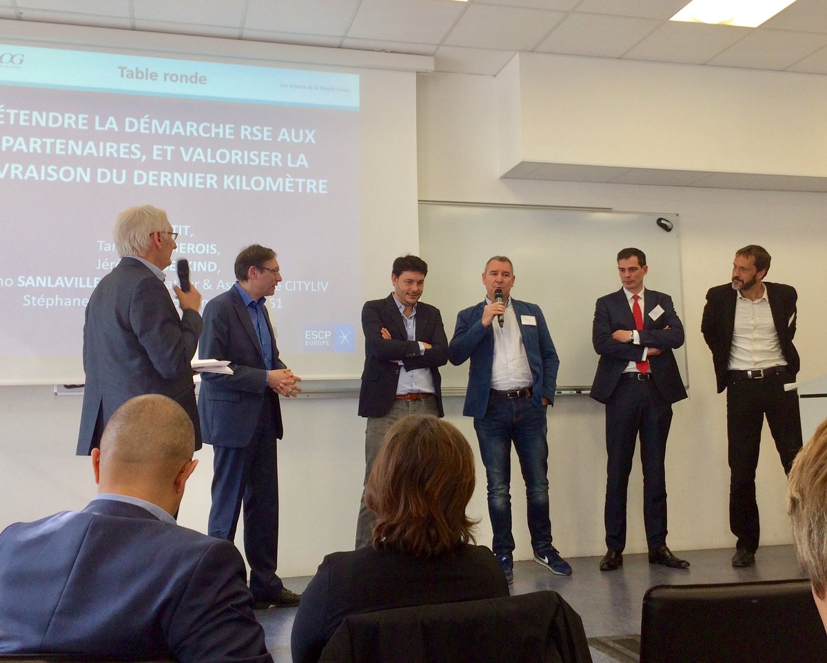 brunosanlaville's tweet photo. Table ronde, questions-reponses pour les intervenants #aslog #labRSE #livraison #DernierKm #ecoresponsable 🔋🌳💚 https://t.co/RfkESBum0m