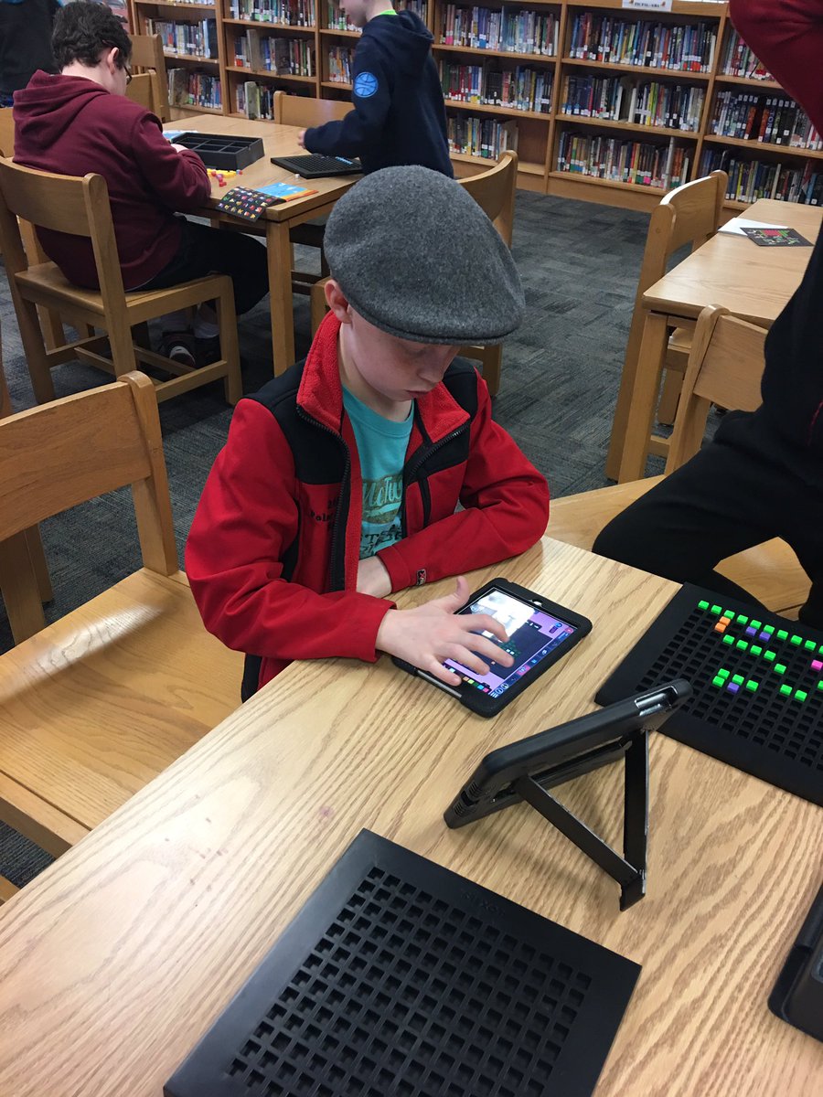 Maker Friday with @bloxelsbuilder <a href="/CherringtonMary/">Mary Cherrington</a>! #STEAM #makerspace