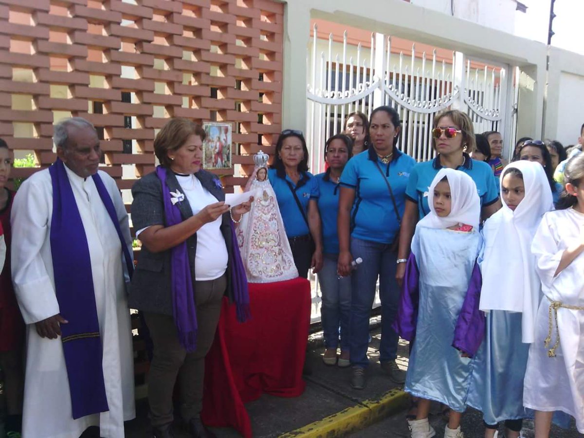 MariaVallenil15's tweet photo. @frensmonagas y @yelitzePSUV_ en hermoso acto religioso con nuestros niños Semana Santa en Vivo @MariaVallenil15 https://t.co/B41UpUPeyu