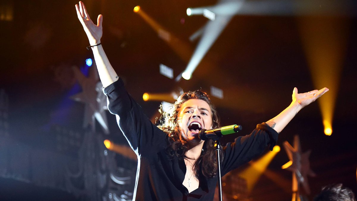 me telling everyone about @harry_styles' #signofthetimes: on.mtv.com/2nRSrfK