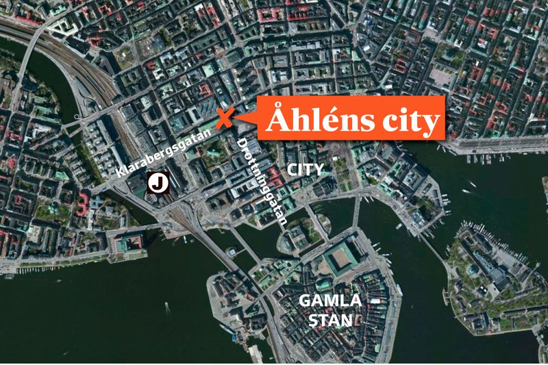 Tänk på att släppa fram räddningspersonal i Stockholm city, uppmanar polisen. Följ utvecklingen här: svd.se/just-nu-fordon…