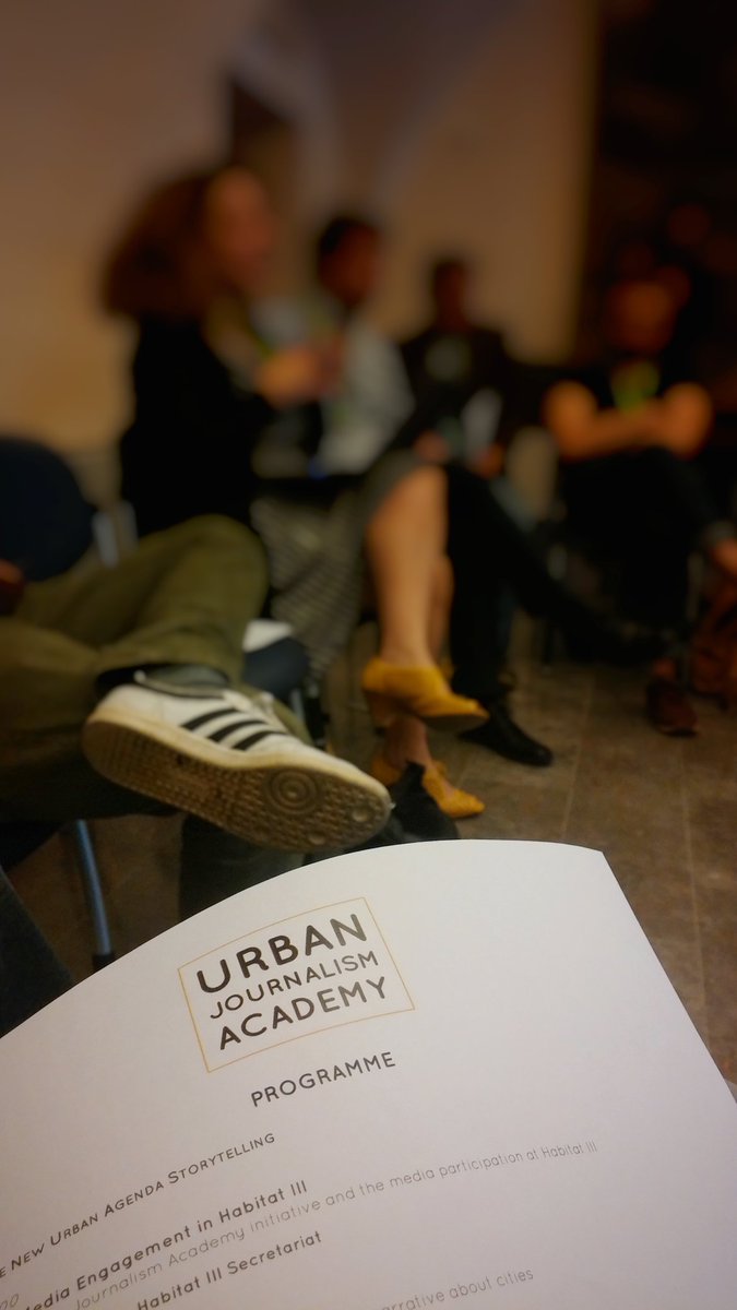 fabbiobbruno's tweet photo. Seduti in cerchio per condividere #bestpractices e capire come il #giornalismo può diffondere temi riguardanti le #città #right2thefuture https://t.co/aCK8578LJq