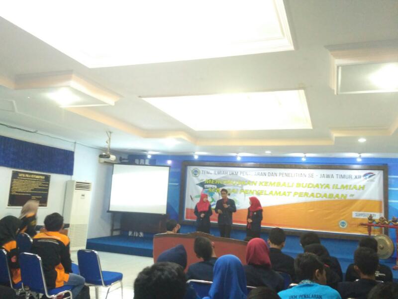 Selamat malam.
Sesi presentasi KTI oleh Rizzal A, Anggun T.P, dan Mas Uliatul H dalam temu ilmiah penalaran dan penelitian se jawa timur.