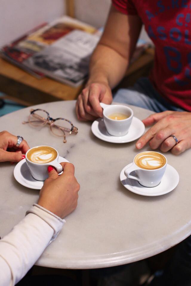 Amigos &amp; café ☕ Friendship &amp; coffee #coffeeshop #barcelona #onnacoffee