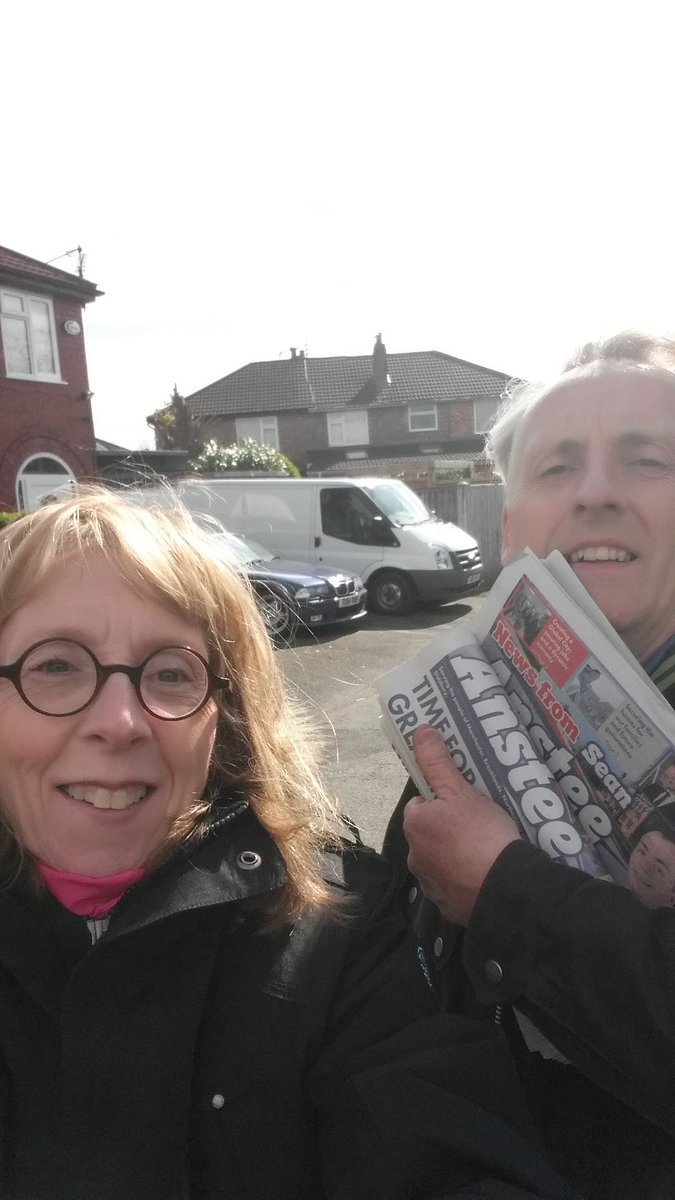 LauraEvansTeam's tweet image. Out delivering for @seananstee  #SeanforMayor in sunshine with @TimperleyWard