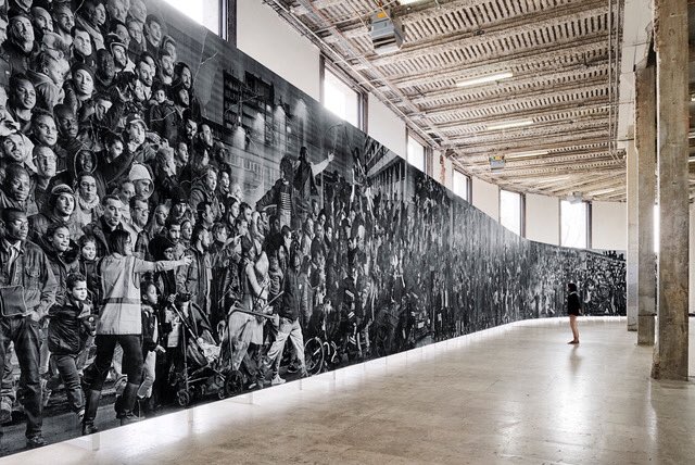 #DerniersJours pour découvrir au <a href="/PalaisdeTokyo/">Palais de Tokyo</a> "Chroniques de Clichy-Montfermeil", la fresque monumentale de <a href="/JRart/">JR</a> bit.ly/expo-JR