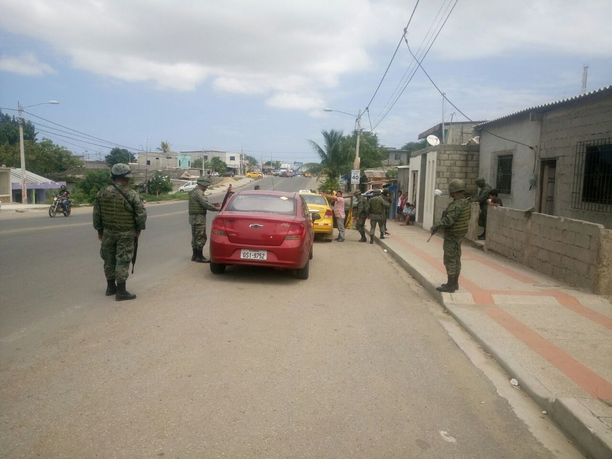 EjercitoECU's tweet photo. Grupo de Caballería Mecanizada No 12 "Tnte Hugo Ortiz", realizó patrullaje antidelincuencial.y control de armas en #Portoviejo https://t.co/Qgs67E7moq