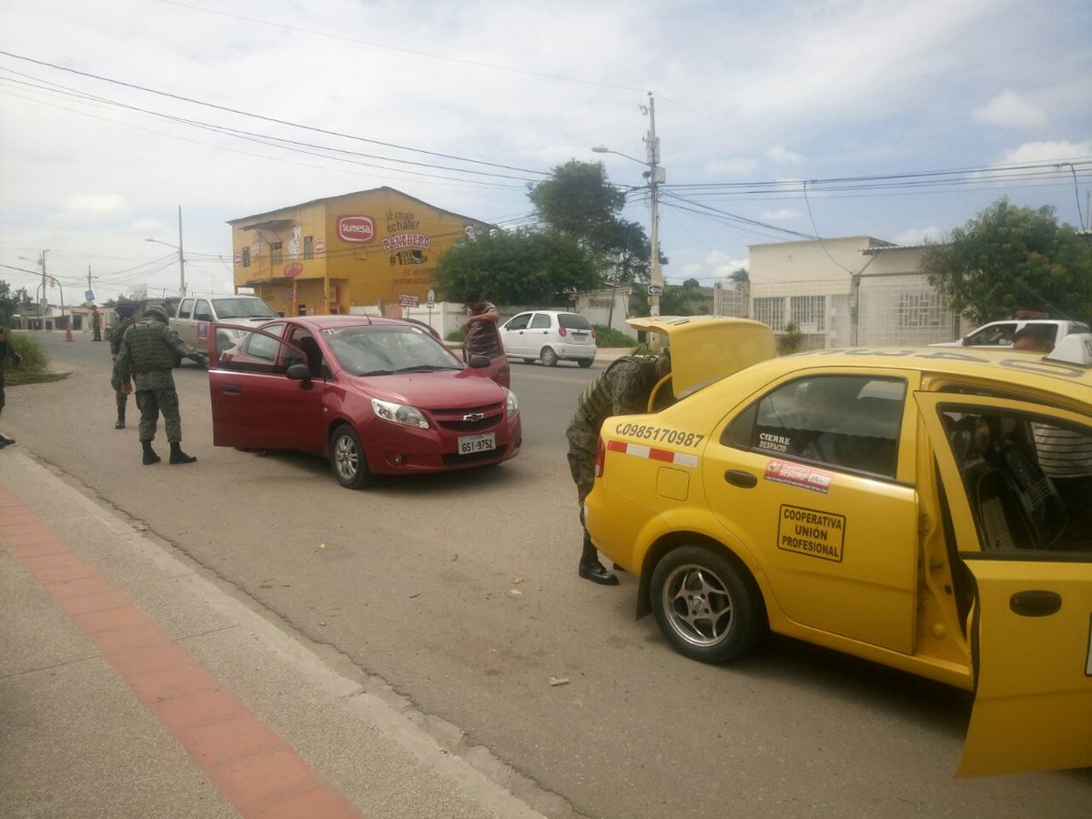 EjercitoECU's tweet photo. Grupo de Caballería Mecanizada No 12 "Tnte Hugo Ortiz", realizó patrullaje antidelincuencial.y control de armas en #Portoviejo https://t.co/Qgs67E7moq