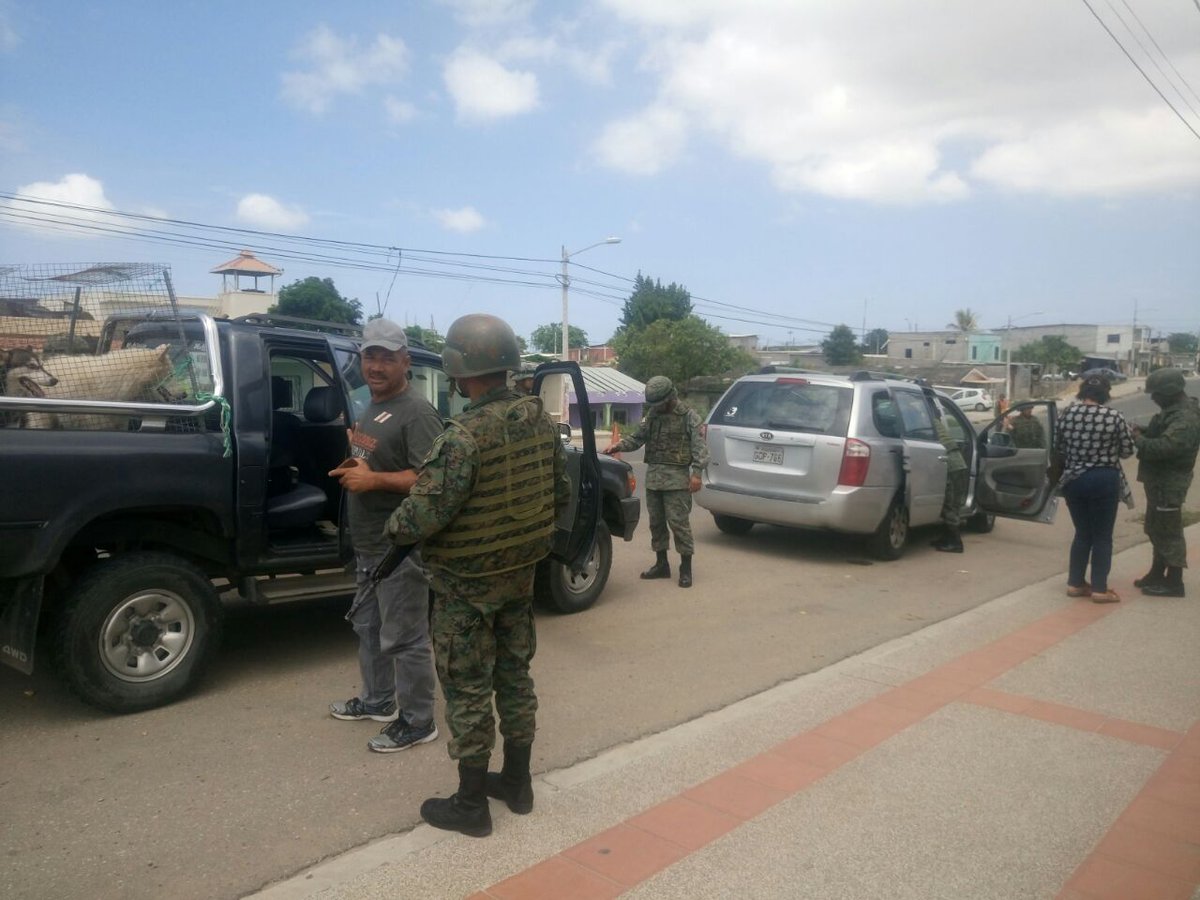 EjercitoECU's tweet photo. Grupo de Caballería Mecanizada No 12 "Tnte Hugo Ortiz", realizó patrullaje antidelincuencial.y control de armas en #Portoviejo https://t.co/Qgs67E7moq