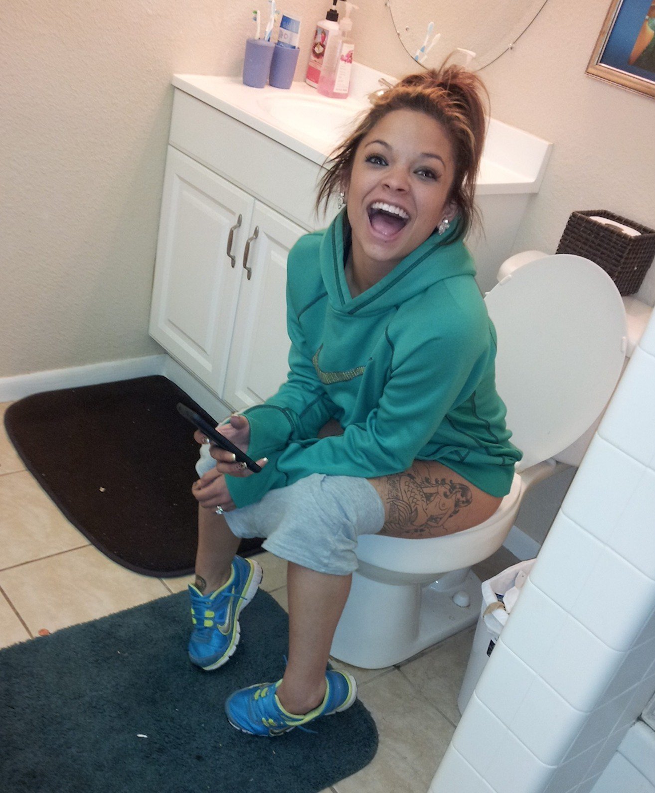 girl-peeing-shitting-on-toilet-videos-video-and-nude