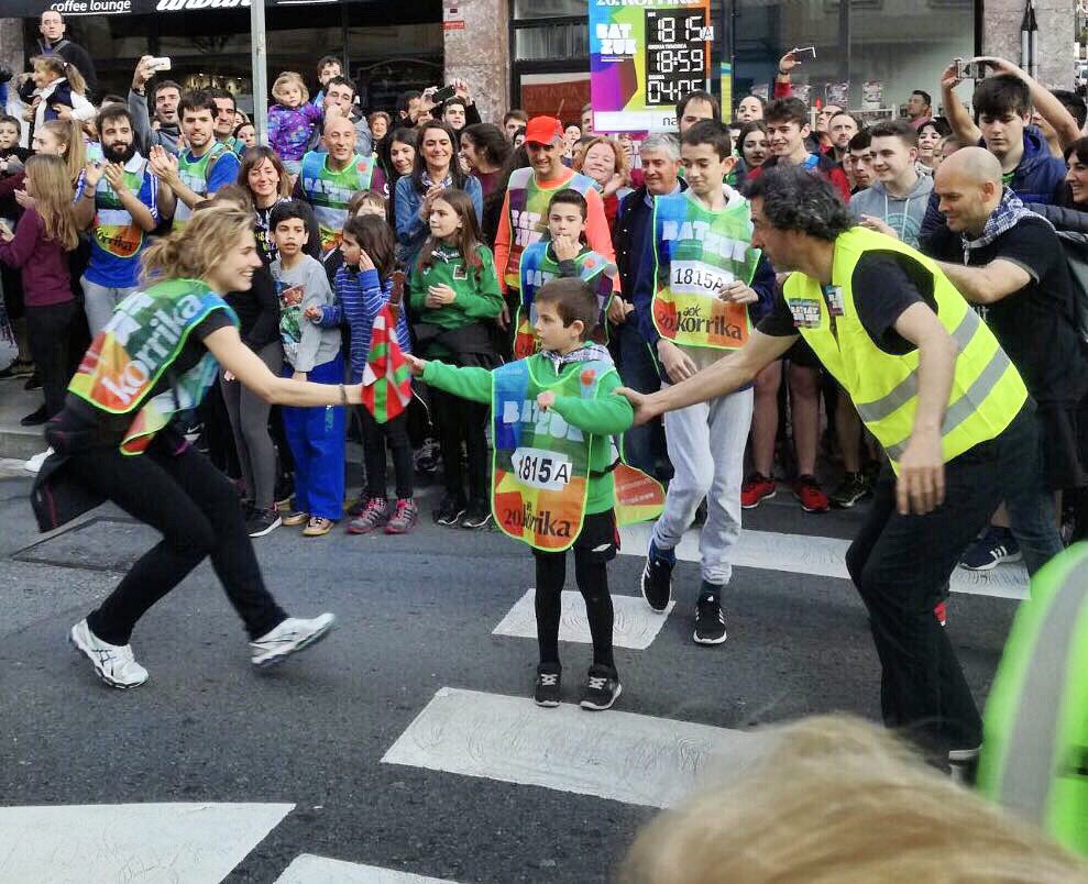 bayofbiscayfest's tweet photo. Atzoko eguna ikaragarria izan zen!! 
Ayer fue un día emocionante!! 🤗Pasando el testigo a las nuevas generaciones!🏃🏼‍♀️🏃🏼‍♀️🏃🏼‍♀️@korrika https://t.co/GxFjlbXNyn