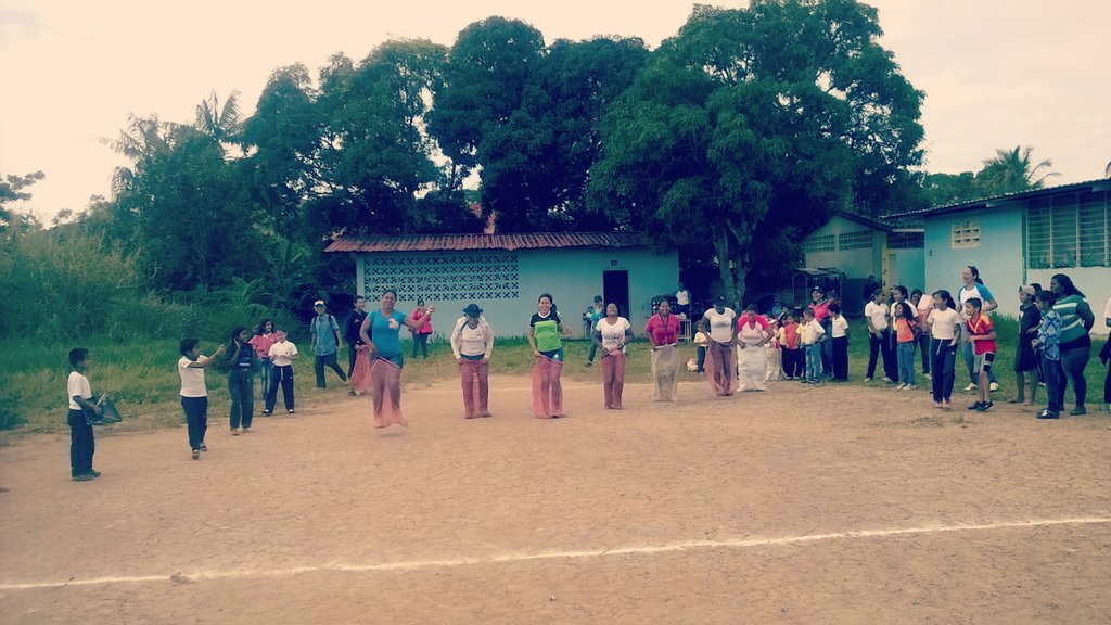EIB_ElSalto's tweet photo. Participación de #docente en carrera de saco #semanasanta2017 #eibelsalto #teameibelsalto https://t.co/UGSQYqMlmB #EIBElSalto https://t.co/ulm66kgkeO