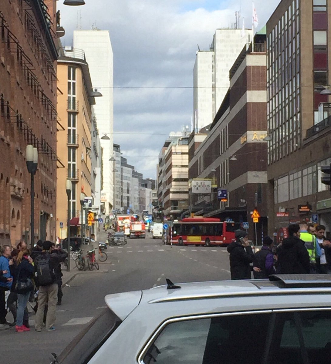 paddykaeser's tweet photo. zentrum stockholm komplett abgeriegelt. öV steht still. viele einsatzkräfte &amp; unsicherheit #stockholm @srfnews https://t.co/DWbn3WIjbq