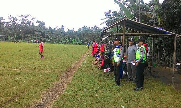 Personel Polsek Warungpring Amankan Jalannya Kompetisi Liga Pemalang U-23 polsekwarungpring.com/personel-polse…