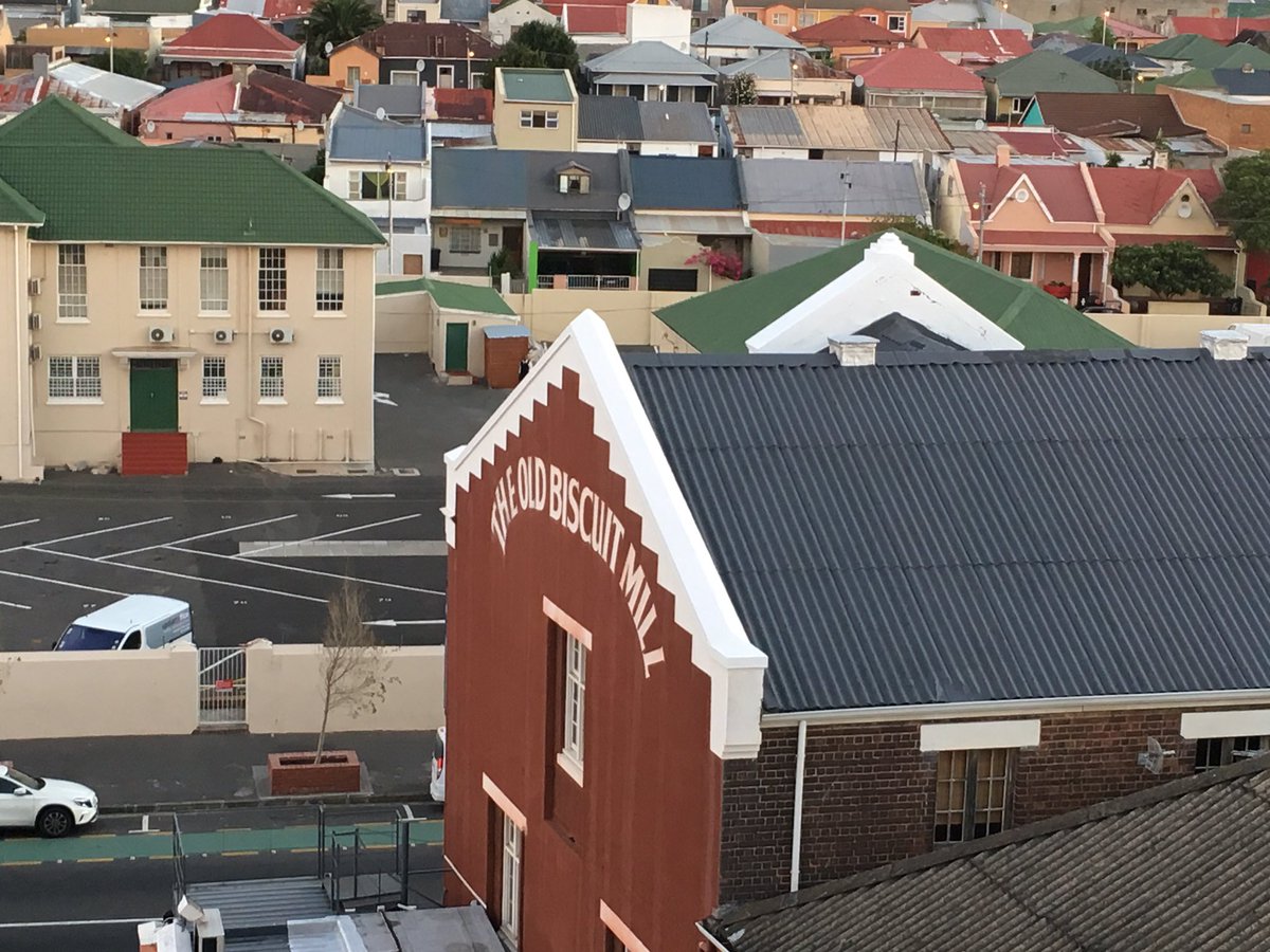 Winelover0227's tweet photo. Amazing views from @PotLuckClubCT
#ilovecapetown #spectacularview #cityview #dinnercrew #southafrica #sunset #sunsetview #graffiti #train https://t.co/VG6LhDjaHv