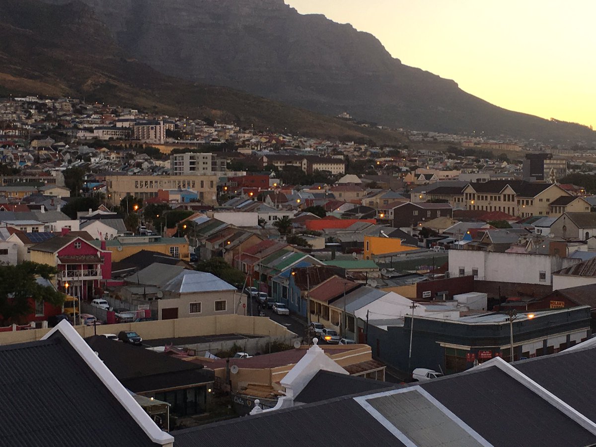 Winelover0227's tweet photo. Amazing views from @PotLuckClubCT
#ilovecapetown #spectacularview #cityview #dinnercrew #southafrica #sunset #sunsetview #graffiti #train https://t.co/VG6LhDjaHv