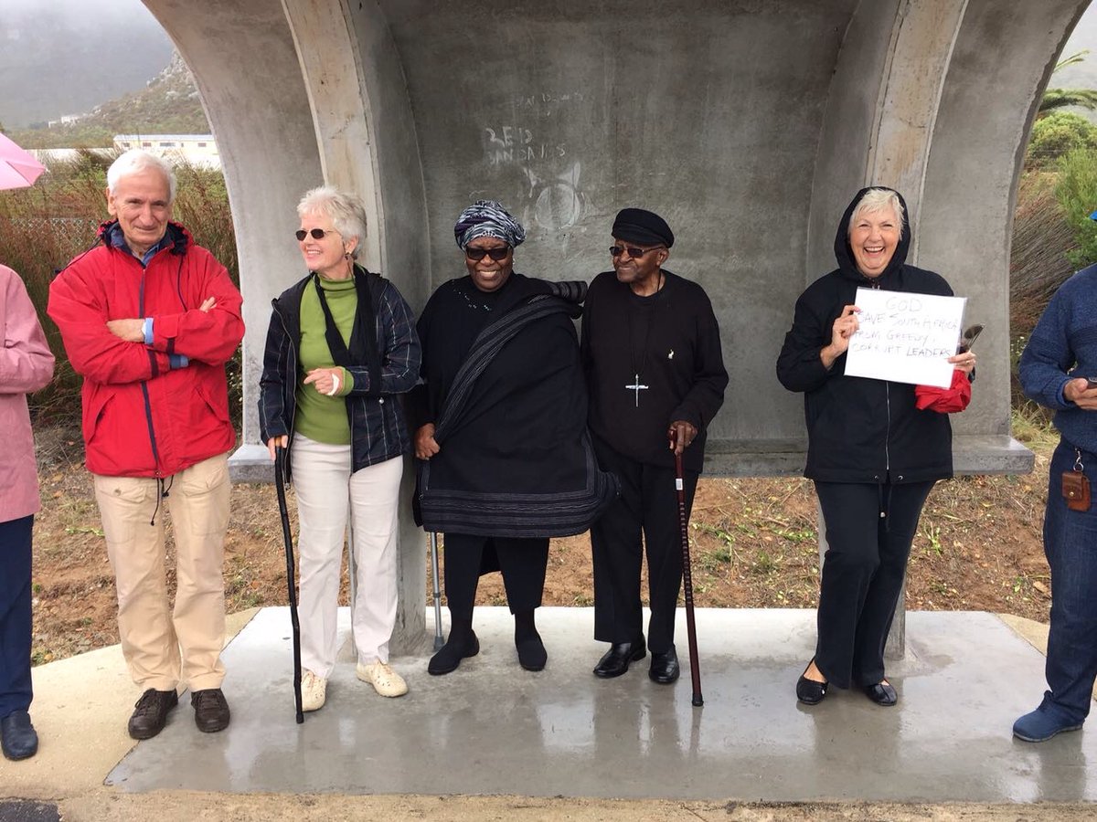 Mshindi wa Tuzo ya Nobel, Askofu Desmond Tutu ameungana na wanaharakati wanaoshinikiza Rais wa Afrika Kusini, Jacob Zuma kuachia madaraka.