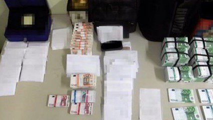 Ehrliche Nachbarn melden den Fund der Polizei - Seniorin hortete mehrere hunderttausend Euro
bild.de/regional/koeln…