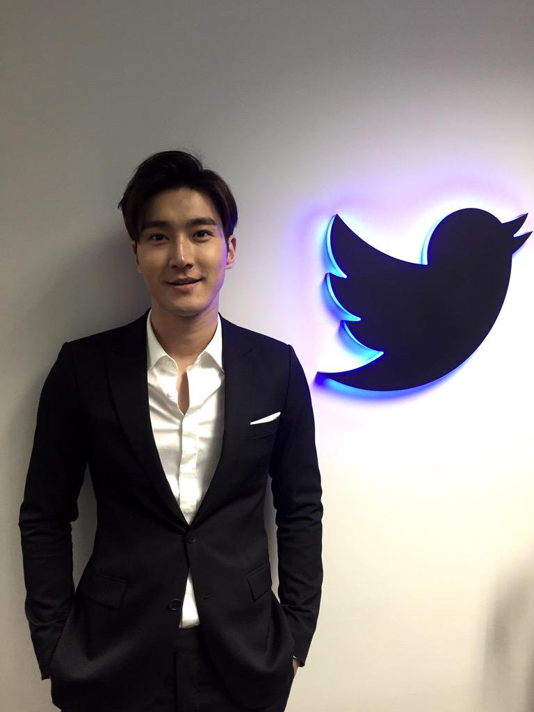 Fome411's tweet photo. เนี่ยคนเราทำได้ไง แค่ไปยืนถ่ายกับไอค่อนทวิตเตอร์ ก็ดูเหมือนเป็นเจ้าของแอพพลิเคชั่นนี้ไปแล้ว https://t.co/zhD45dqYFH
