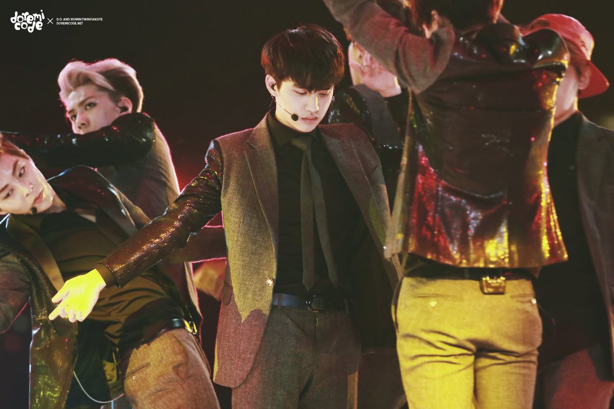 LusciouSoo's tweet photo. #Kyungsoo who injured his right ankle (mama 2013) but still finished off the perf w/o even a hint of pain.I salute you!

#5YearswithEXO https://t.co/4spYDwq6hk