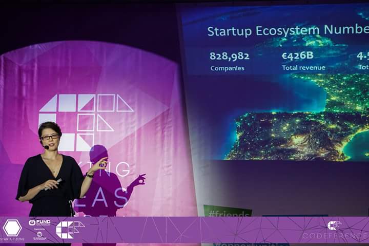 AisteLehmann's tweet image. Ok, here is me on the stage at @CodefestEU presenting a very short Hitchhiker's Guide to the Techniverse #codefest17 #startup
