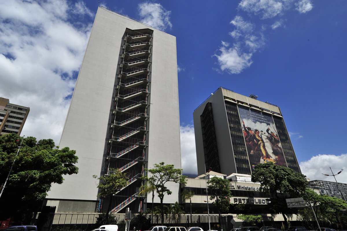 PDVSA's tweet photo. 2/4 #4Abr se iniciaron las transferencias bancarias correspondientes a los intereses de bonos 2027 de cupón 5,375% por USD 81 millones https://t.co/EodbavDqtv