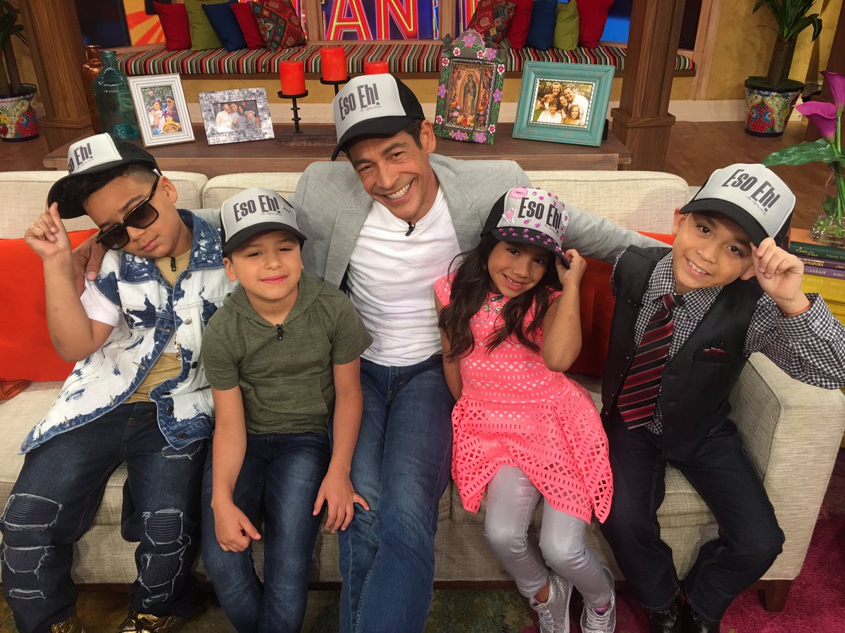 despiertamerica's tweet photo. Eso Eh! Ya llegaron los ganadores de @pequenosusa @johnnylozada y #TeamPequeFlow ¡Bienvenidos a #DespiertaAmerica! https://t.co/yiPjw0IxrJ
