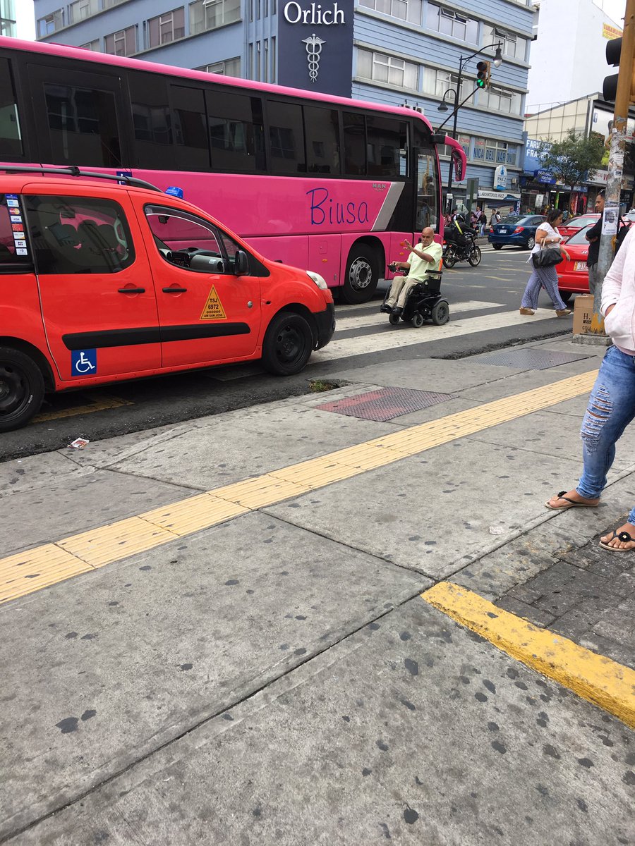 @moptcr <a href="/teletica7/">Teletica</a> <a href="/noticiarepretel/">Noticias Repretel</a> taxis siempre obstaculizando el paso peatonal y rampas, nótese el señor pidiendo pasar!!! Fuerza Roja