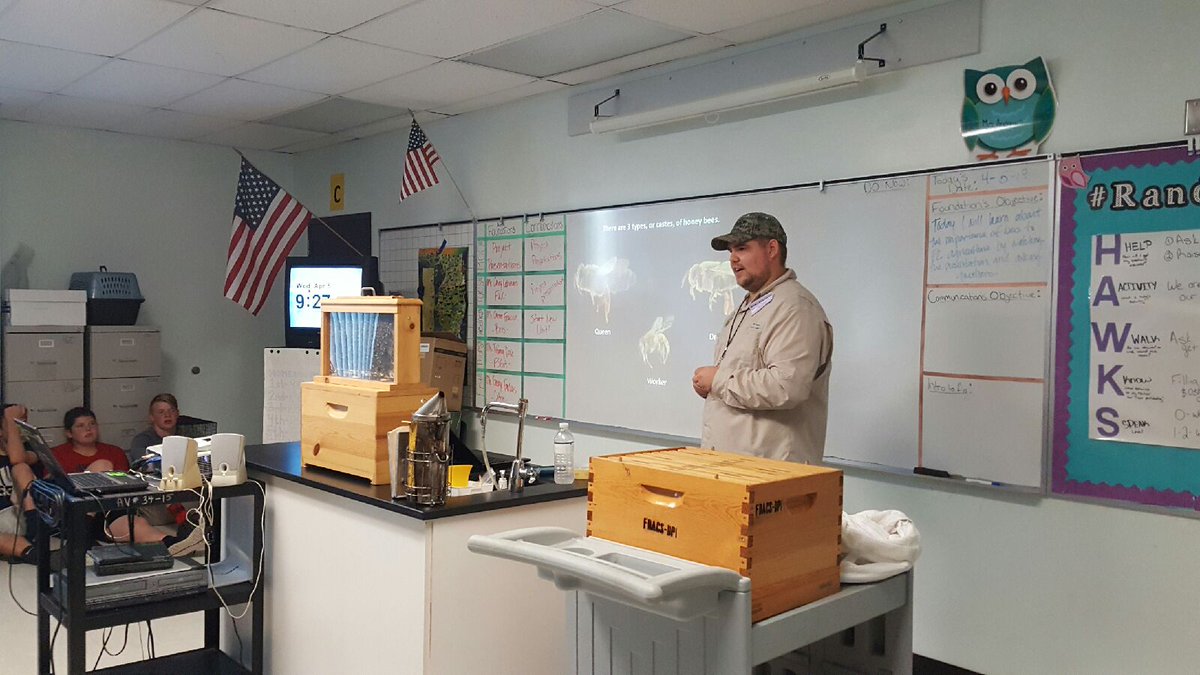 RMSMsDelgado's tweet photo. OH HOW SWEET! Mr. Fraccica from @freshfromFL presentation about #HoneyBees to @HCPSRandallMS @randall_ffa students #FloridaAgriculture #FFA https://t.co/5TTGjXB2zS