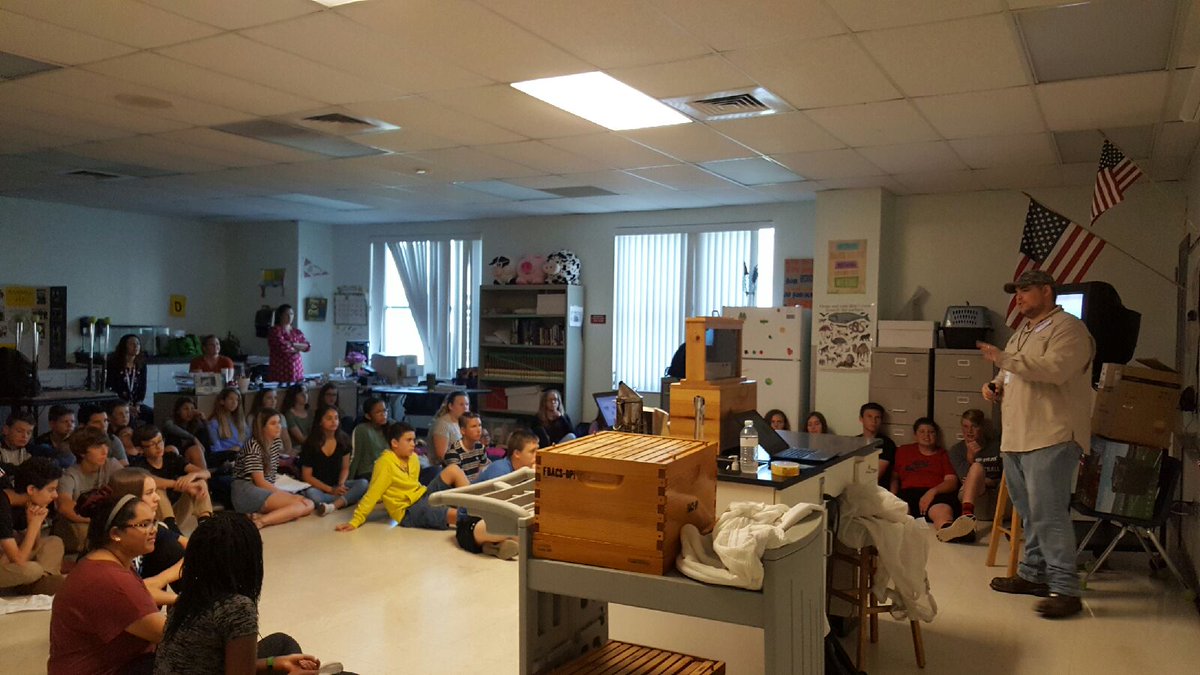 RMSMsDelgado's tweet photo. OH HOW SWEET! Mr. Fraccica from @freshfromFL presentation about #HoneyBees to @HCPSRandallMS @randall_ffa students #FloridaAgriculture #FFA https://t.co/5TTGjXB2zS