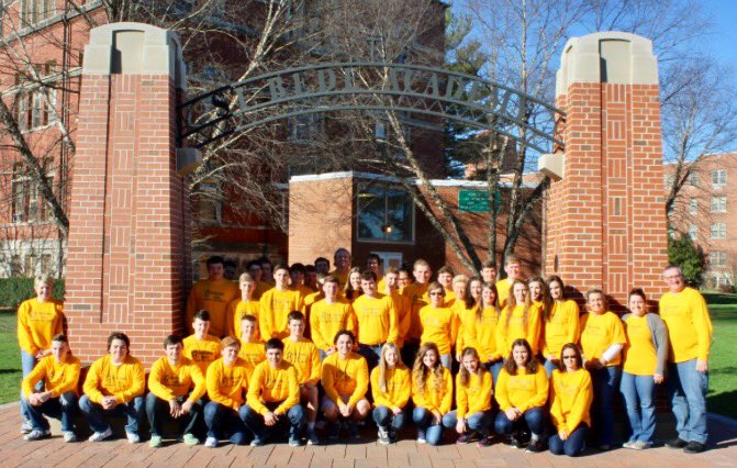 stbedeacademy's tweet photo. The sun is shining a little brighter today at SBA with all of the #strong25 gold t-shirts! Support for our brother, Evan Knoblauch #gobruins https://t.co/ryNeoaJRZF