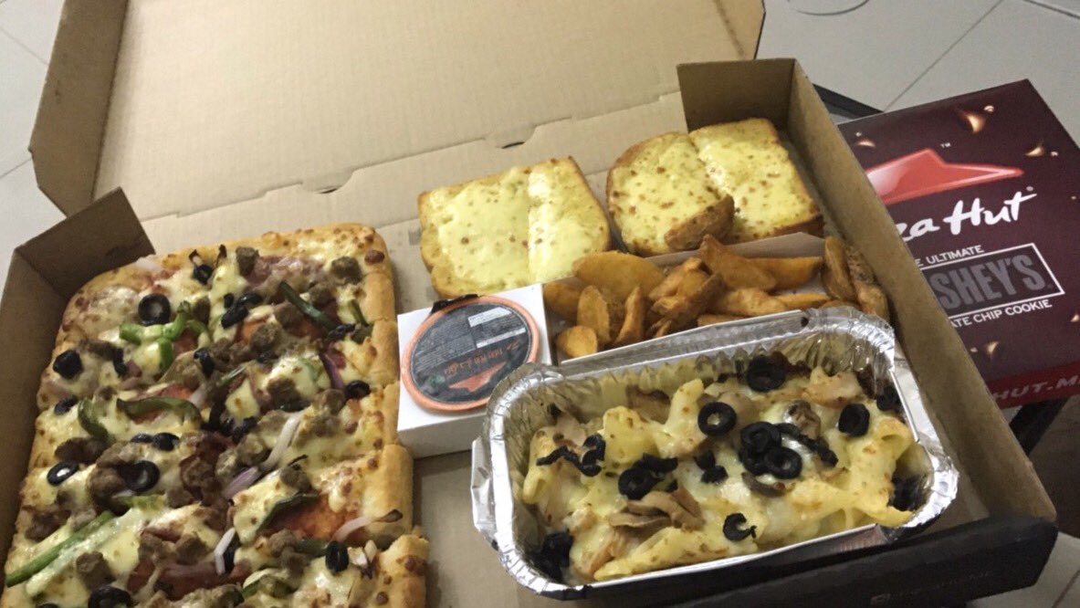 noeticAim's tweet photo. Superb #4inone + #chocolatechipcookie @PizzaHutME 😋😋😋❤️❤️❤️ https://t.co/BbyMgXvEIr