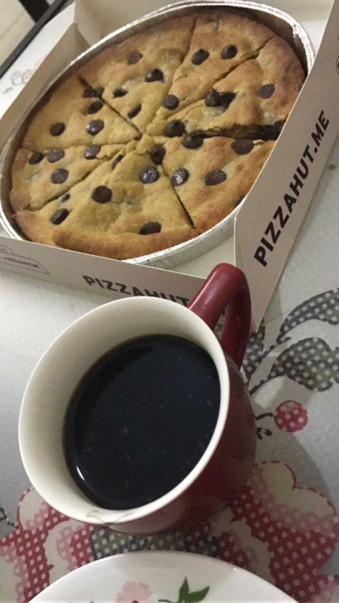 noeticAim's tweet photo. Superb #4inone + #chocolatechipcookie @PizzaHutME 😋😋😋❤️❤️❤️ https://t.co/BbyMgXvEIr