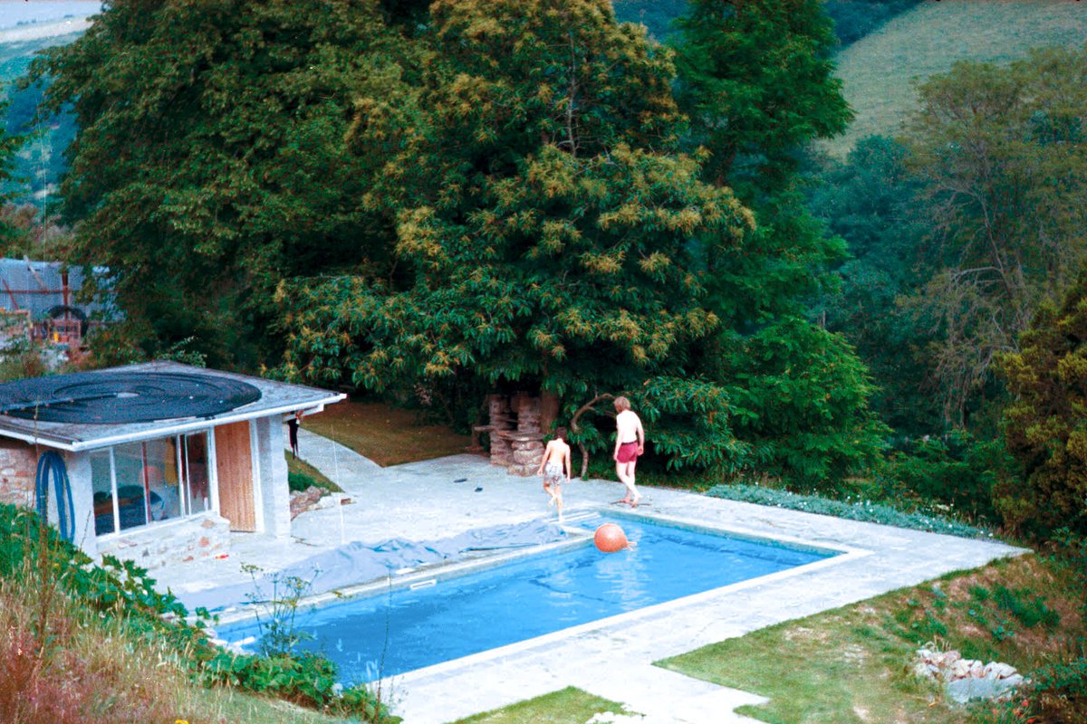 AvalonFlyer's tweet image. 40 years ago my Dad and I built the pool that built the Golden Coast business. We built it for a laugh. bit.ly/2p9DW7f