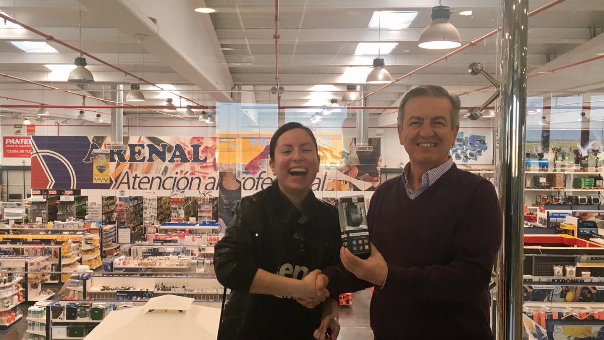 Hoy entregamos #SMARTWATCH a la ganadora de Twitter @NoraPulidoMonte  #AlmacenesArenal os da las gracias a los participantes #ConcursoArenal