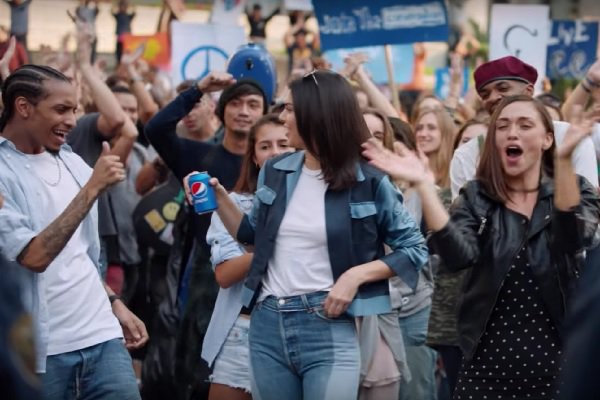 I movimenti per i diritti civili contro #Pepsi. Ritirato lo spot con Kendall Jenner (VIDEO) - goo.gl/1a0kRw