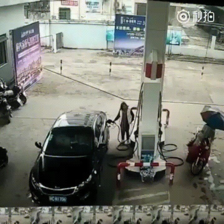 PaulAnderson38's tweet photo. Hapless moped #thief steals purse, only to ride straight into a wall afterwards: https://t.co/kbAMiOZrYn #CCT... by #VWSLtd via @c0nvey https://t.co/vNsUxEJGle