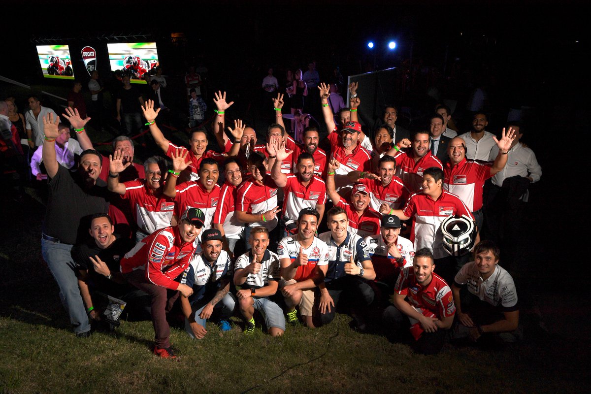 DucatiMotor's tweet image. Muchisimas gracias!! A big thanks to South American Ducatisti for their support last night!! #ArgentinaGP #DucatiArgentina #ShellAdvance