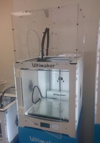 This acrylic top cover and front door is for Ultimaker 2 or Ultimaker 2+ 3d printer to keep warm:aliexpress.com/store/product/…