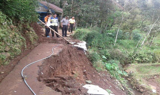 Kapolsek Warungpring Tinjau Lokasi Longsor Di Desa Mereng polsekwarungpring.com/kapolsek-warun…
