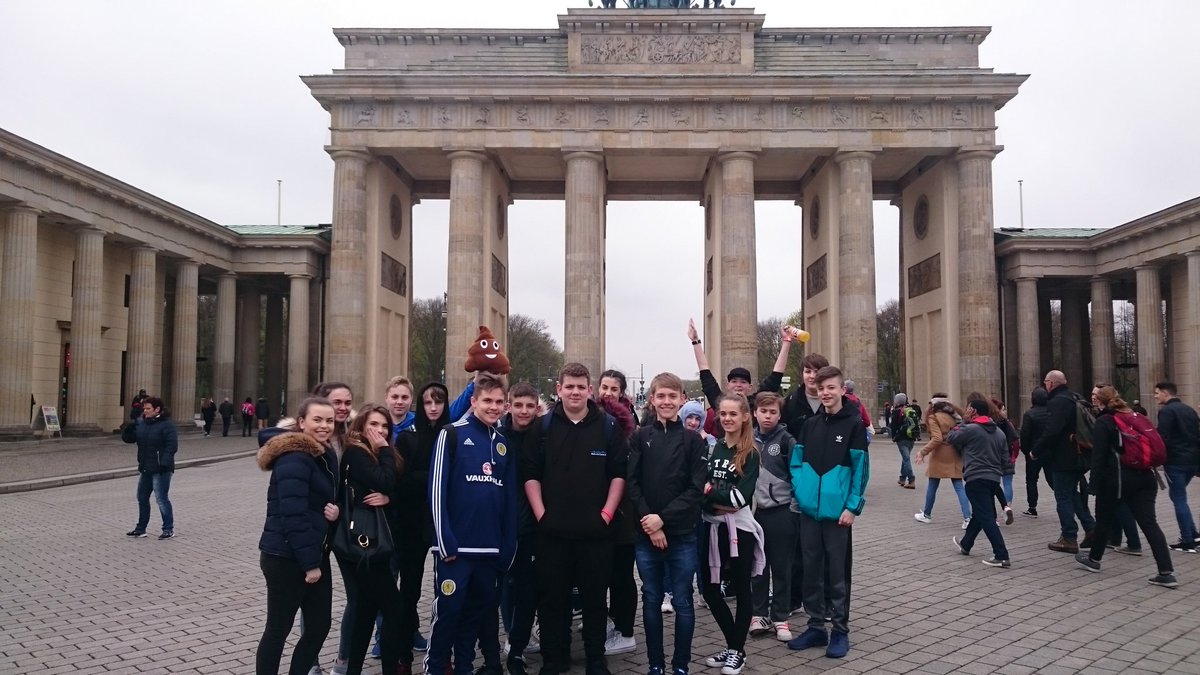 HumsWalbottle's tweet photo. Full day of Berlin history from Brandenberg Gate to the Berlin Wall. @walbottlecampus https://t.co/kLi1uEsKRS