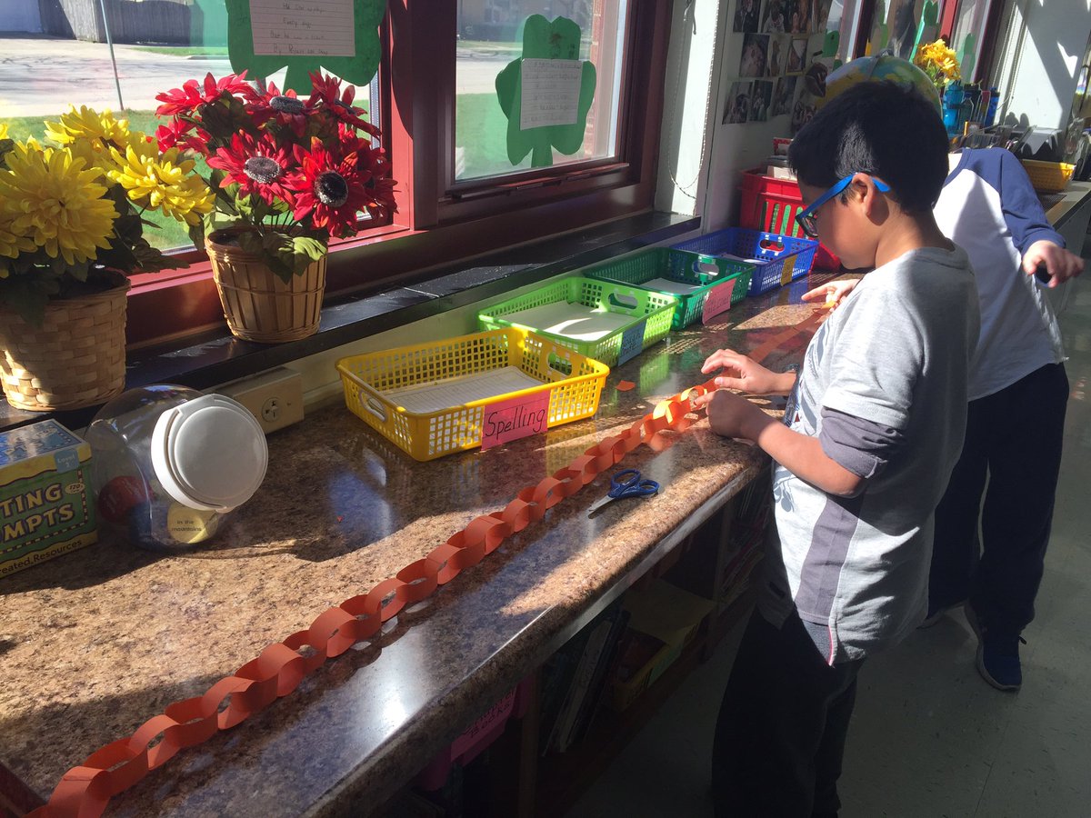 ForestRoad_3rd's tweet photo. Having fun with our "Chain Challenge"!
#ForestRoadSchool #thirdgrade https://t.co/UGDJZRNV8S