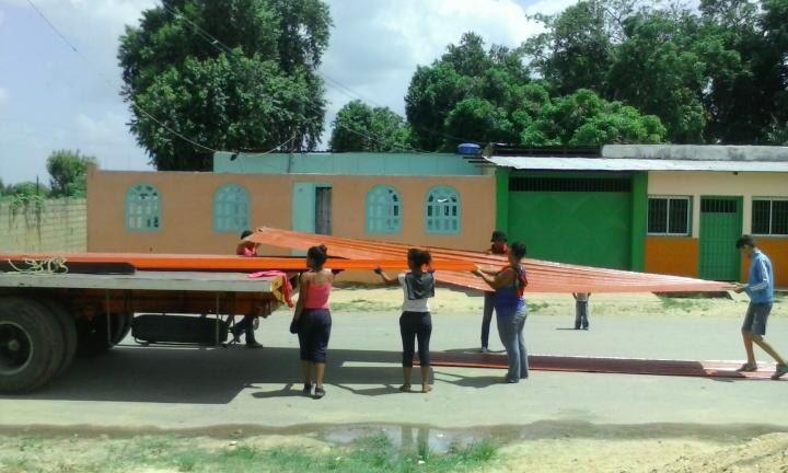 Gladys_barretoc's tweet photo. Seguimos desplegados,ahora desde el Sector Juana La Avanzadora Las Cocuizas distribuyendo Kit d Techos, gracias a la gestión d @yelitzePSUV_ https://t.co/NeQ9uXfPA3