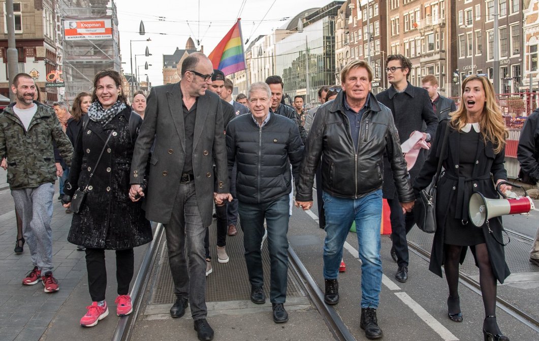 2000 people march in The Netherlands in support of gay couple who were brutally attacked: 

attitude.co.uk/2000-people-ma…