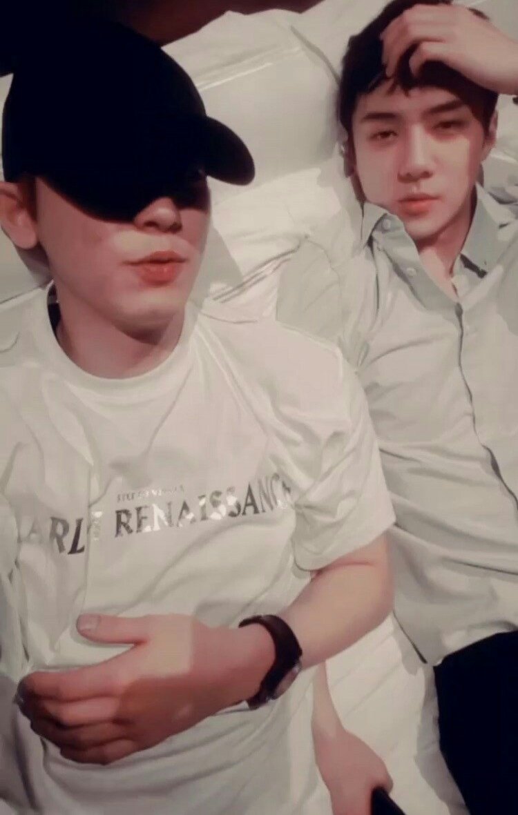 BUBBLETEAHOLIC's tweet photo. 170407 #SEHUN EXO V Live 
มีความสบาย นอนอย่างเดียวเลยเจ้าฮุน / ชุดเดิมยังไม่อาบน้ำเลย 😂 https://t.co/JXmBxziHhC
