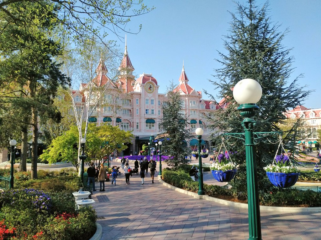 DisneylandBerry's tweet photo. Good afternoon from Fantasia Gardens! https://t.co/2hPFyVygdA