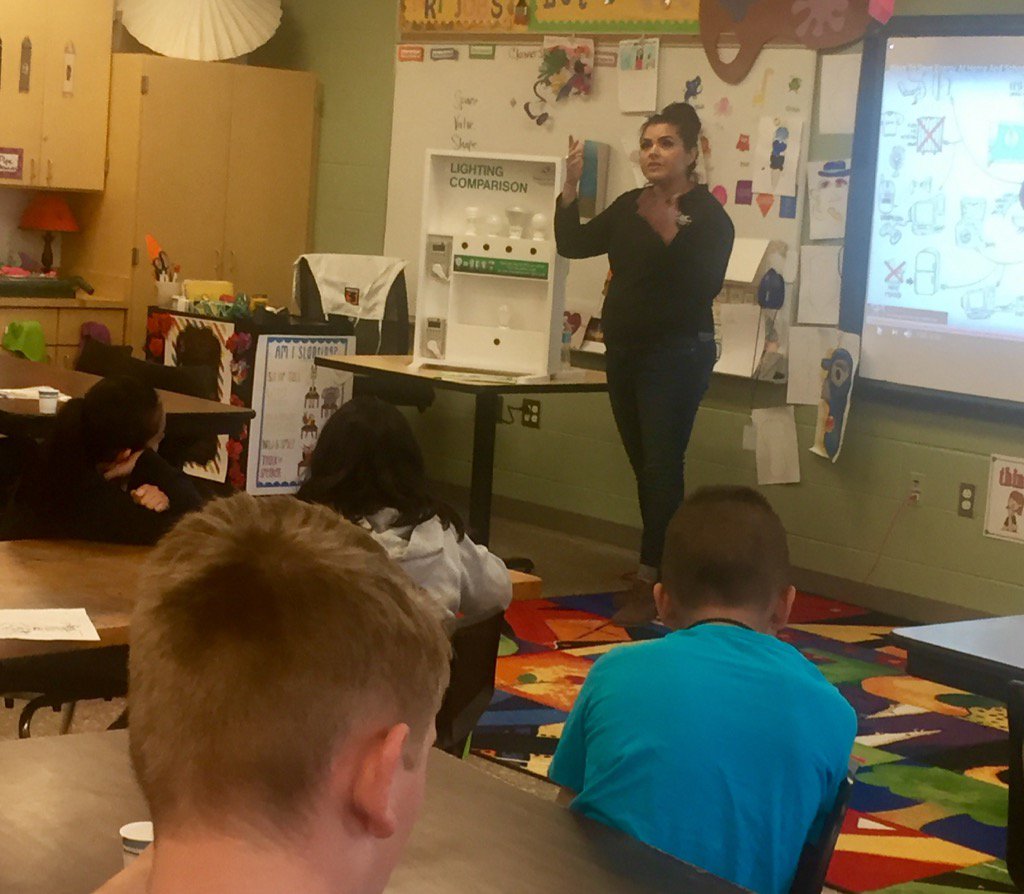 LeaCountyCoop's tweet photo. Teaching energy conservation to Plains Elementary students today. #smartenergyuse https://t.co/GxS94Rb8QO