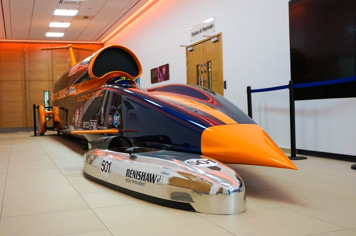 Reprobation under the wing (literally) of its new best friend. <a href="/Greenpowertrust/">Greenpower Education Trust</a> @Ramjet_GPT <a href="/HorsfallRacing/">Horsfall Racing</a>