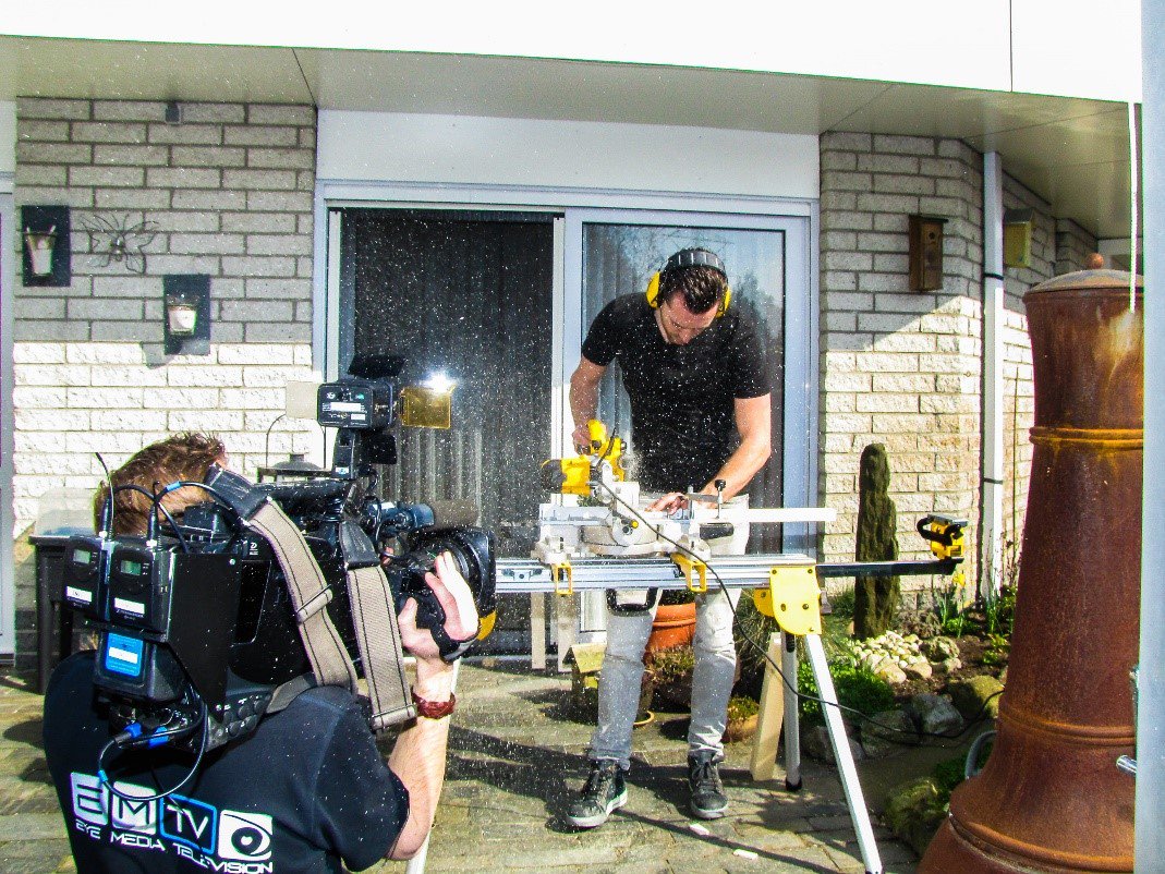 Klusser Oscar is hard aan het werk om bij kijkers van Woontips thuis in Oss een mooie kast te maken. #EMTV #Opnames #Woontips #RTL4