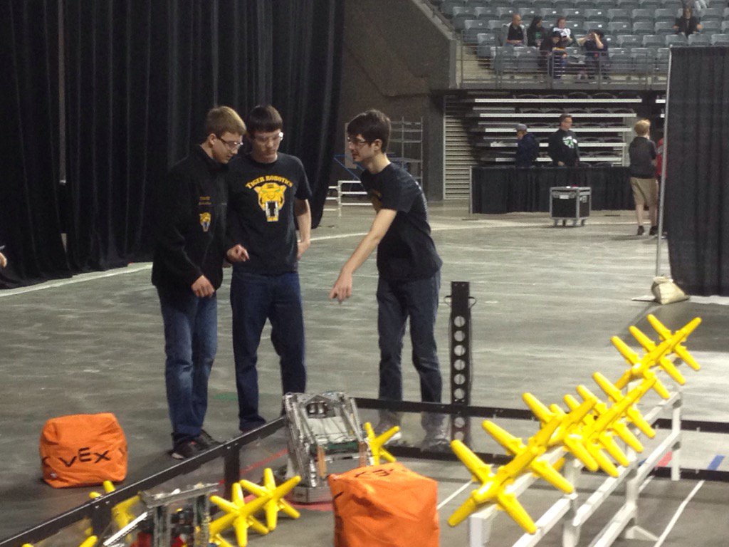 tigerroboticssd's tweet image. Team 7686 is getting ready for their first match of the day. #VEXRobotics #createopen #harrisburgstrong